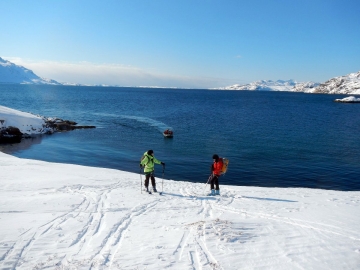 au loin notre refuge flottant © y estienne