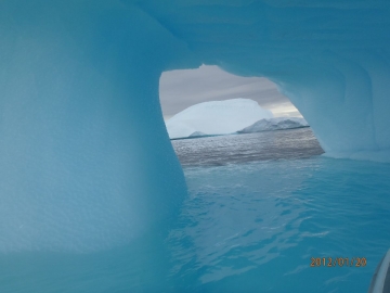 passage sous un iceberg © jp guénon