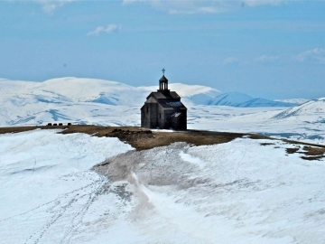 il n'est pas rare qu'une chapelle soit érigé sur un sommet © y estienne