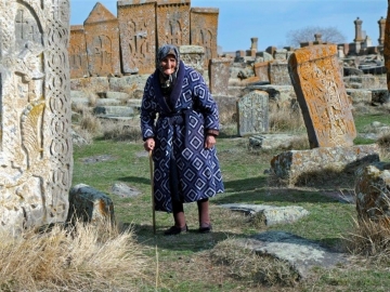 vieille aménienne de retour du cimetiere © y estienne